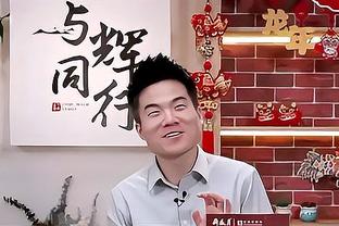 亲吻巴萨队徽！新援罗克在俱乐部办公室前亮相！